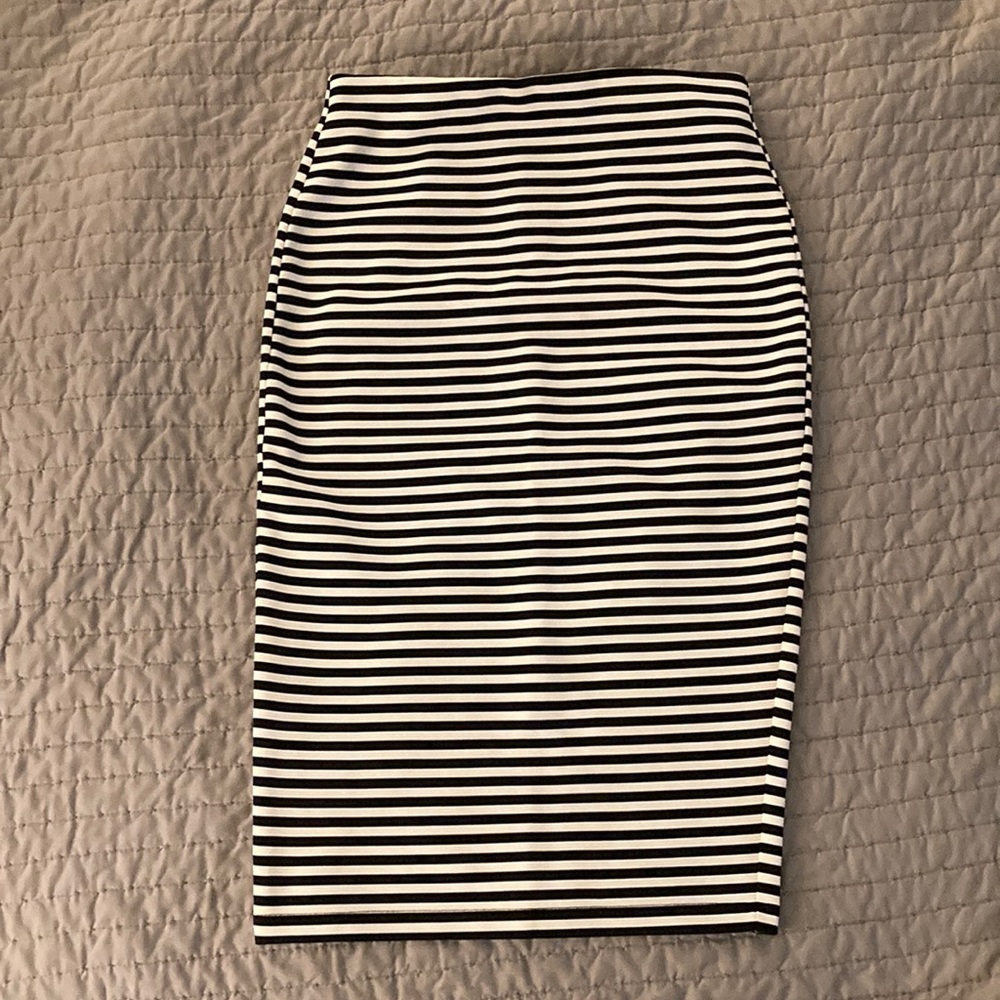 NWOT black and white striped Forever21 pencil skirt